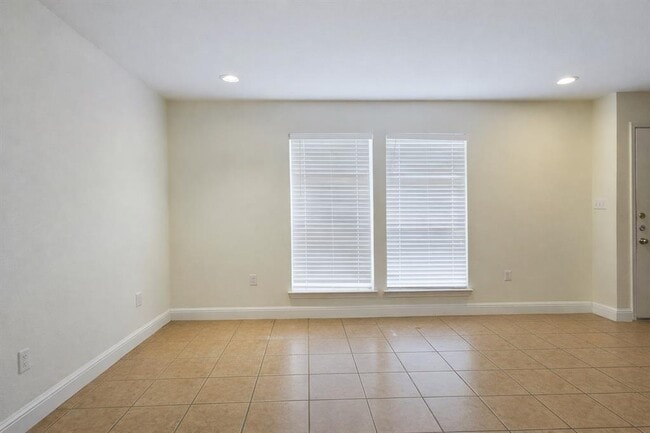 Building Photo - 500 E 48th St