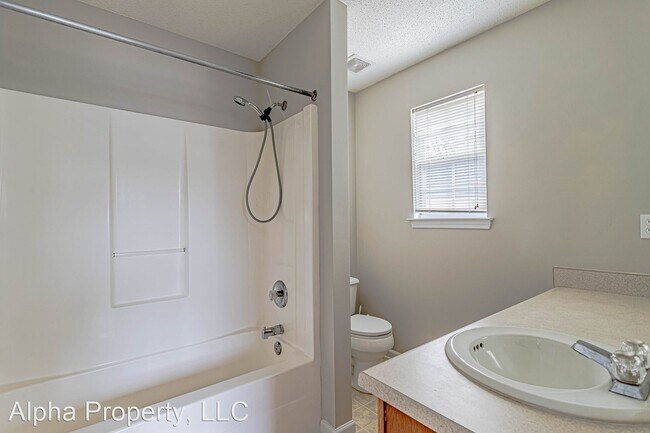 Building Photo - 3 br, 2 bath House - 4 Buzzell Ct