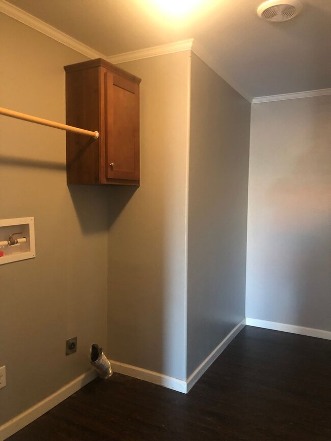 Building Photo - 1/2 OFF FIRST MONTHS RENT!! 3 bedroom 2 ba...