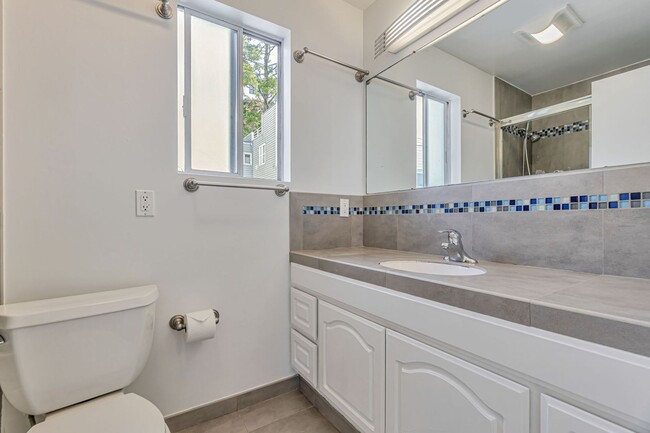 Building Photo - Stunning Three Bedroom Home in Westwood Hi...