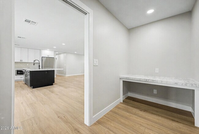 Building Photo - 8440 E Palm Ln
