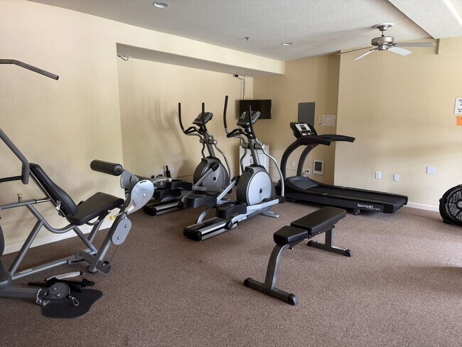Building Photo - Beautiful 1br Condo in Sherwood. End unit ...