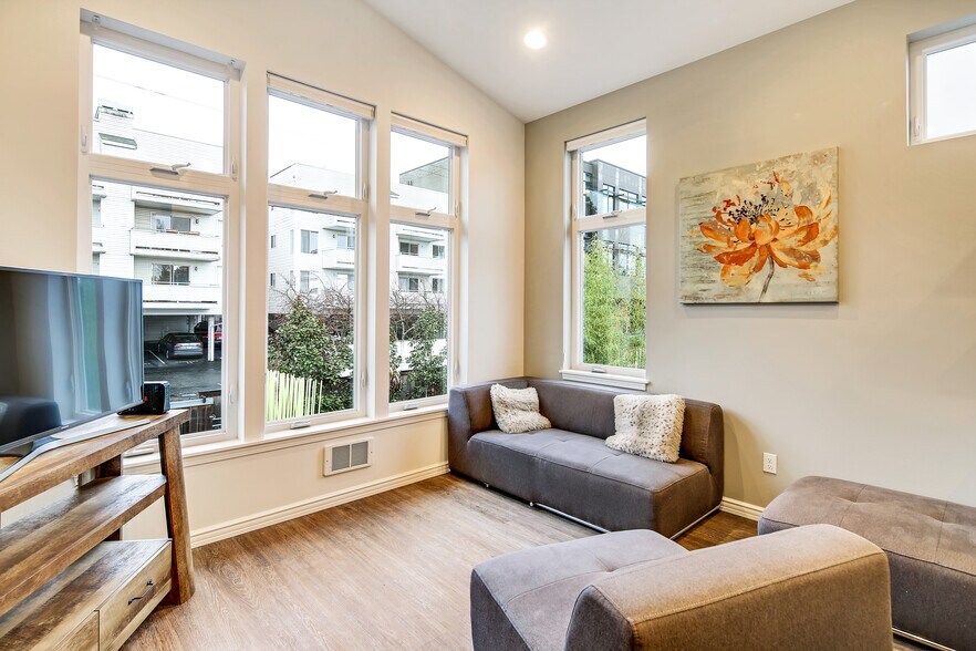 Family room - 2732 44th Ave SW