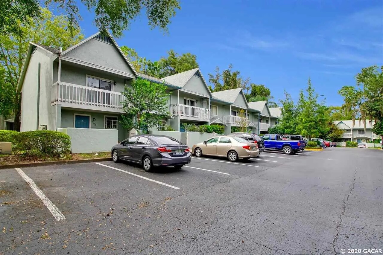 Plenty of parking available. - 4411 SW 34th St