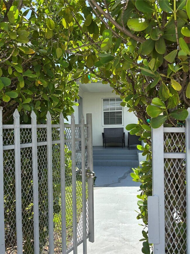 Building Photo - 7515 Dickens Ave