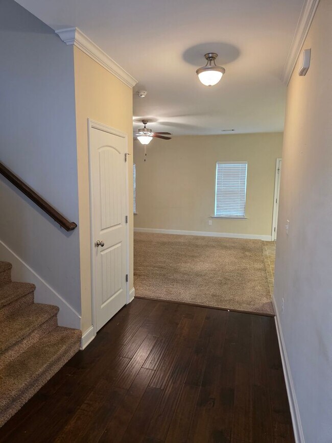 Building Photo - 2 Story 5 BR