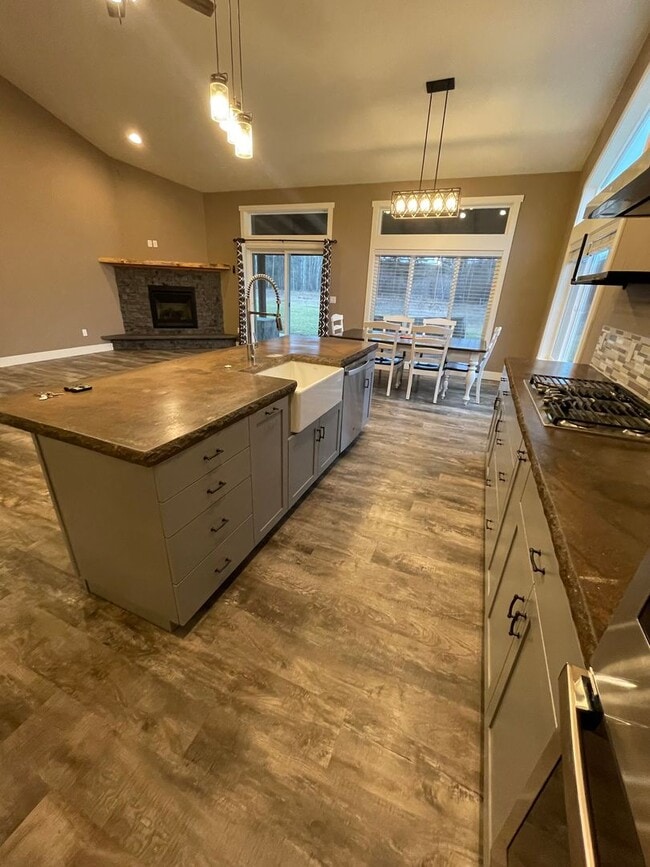 Building Photo - Beautiful Pet Friendly Home