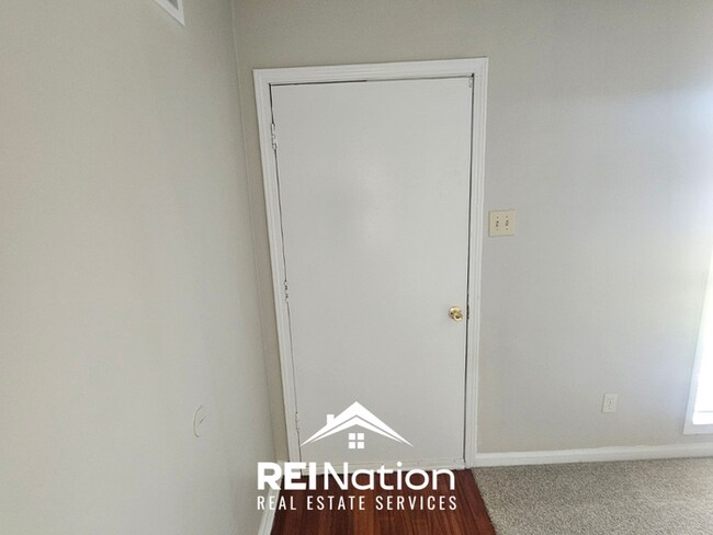 Building Photo - SPRAWLING 4BR/2BA MEMPHIS HOME! | Brick Fireplace & 2-Car Garage | Fenced Yard!