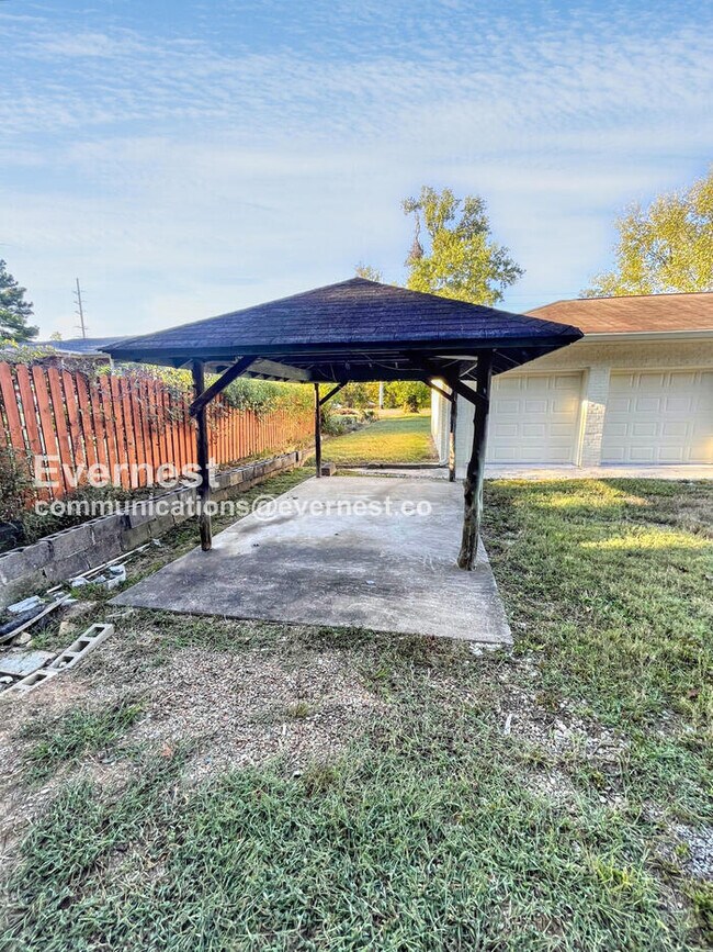 Building Photo - 3 Bed, 2 Bath with Attached Garage / Avail...