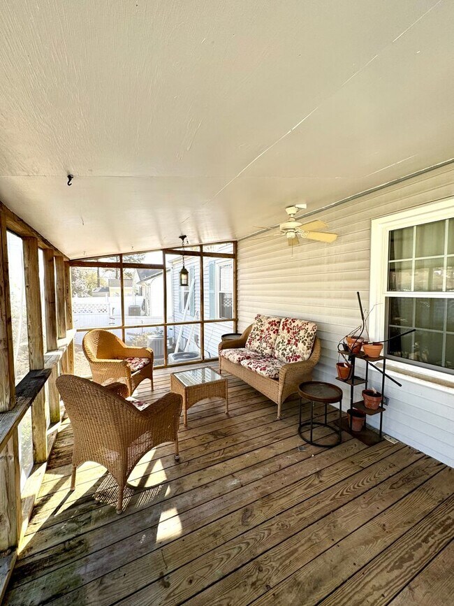 Building Photo - 5 Bed 2 Bath Home for Rent in Chesapeake!