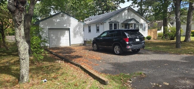 Building Photo - 51 Peconic St