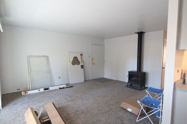 Building Photo - 2 Bedroom near Champion Golf Course!