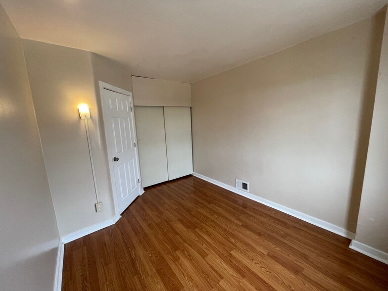 Building Photo - 343 Hemlock Dr