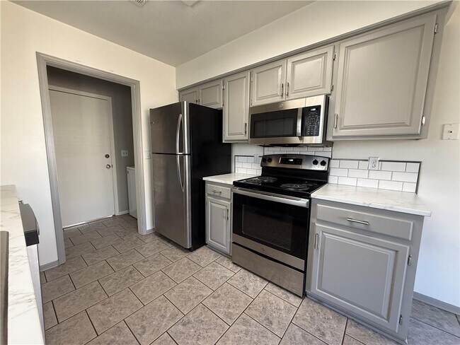 Building Photo - 350 E Margaret Pl