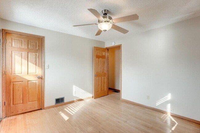 Building Photo - 6 bedroom 2 bathroom available 06/01/2026