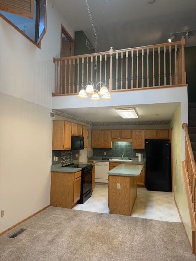 Building Photo - End Unit 2 Bed, 2 Full Bath, 2 Car Garage with Loft and Vaulted Ceilings