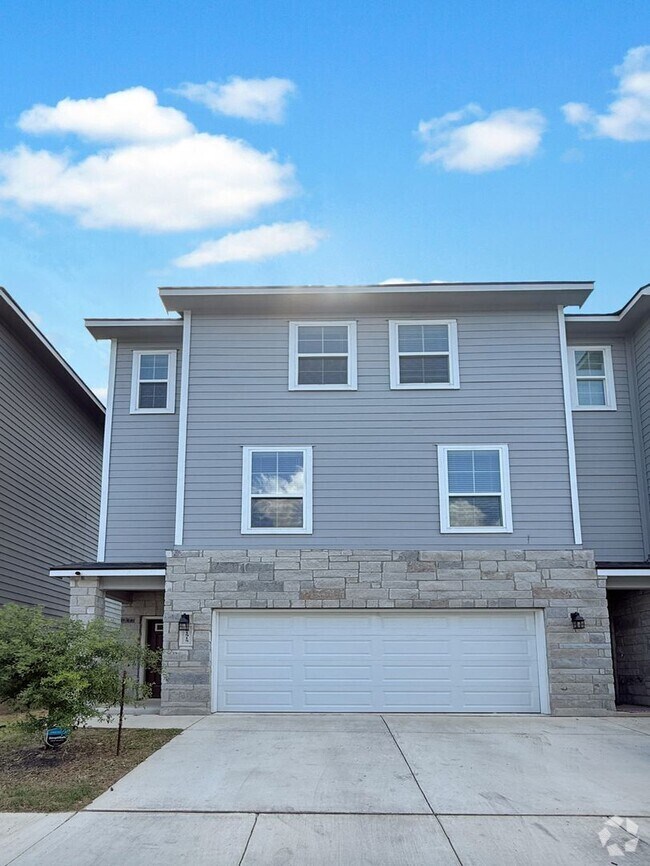 Building Photo - Modern 3-Story Townhome Near The Rim & La ...
