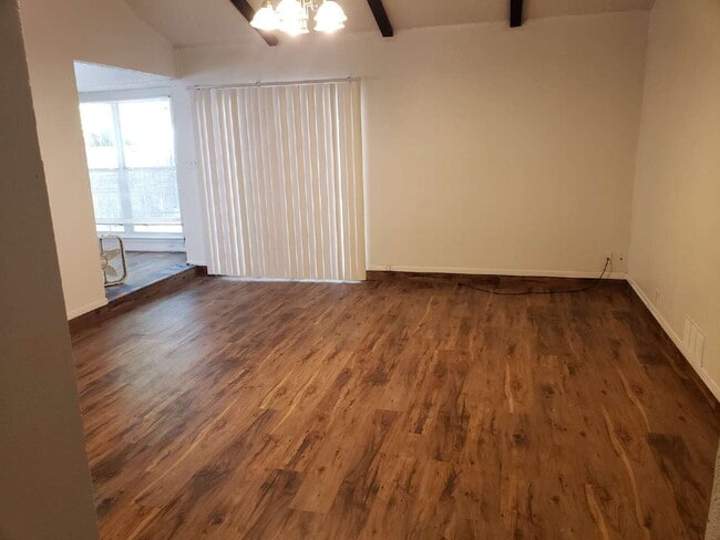 Building Photo - Beautiful Three Bed /2 Bath Home Close to ...
