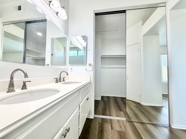 Building Photo - Stunning 4 Bedroom Home in California Tradewinds