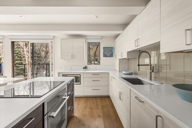 Building Photo - 1039 E Cooper Ave