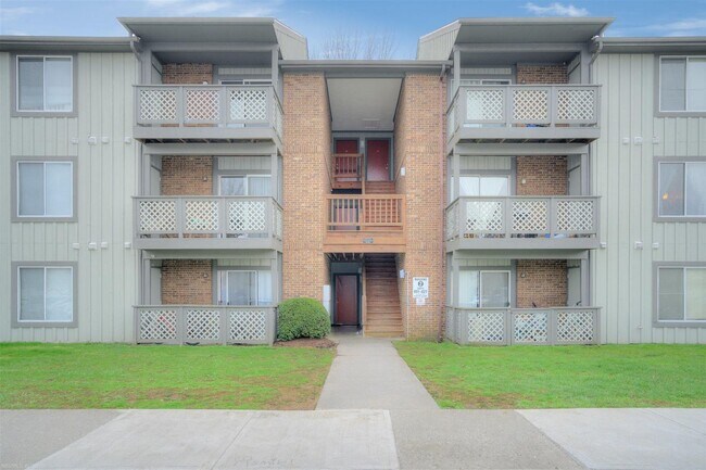 Primary Photo - Spacious 3 Bedroom Apartment!