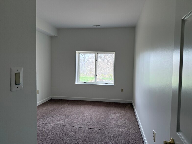 Bedroom 4 - 18020 Edwards Ferry Rd