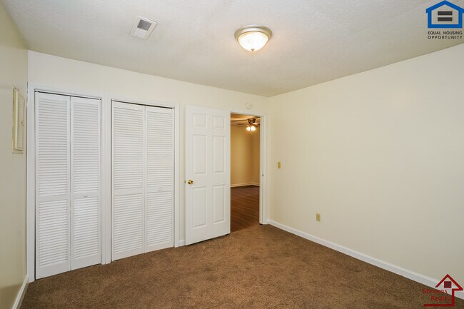 Building Photo - 824 Bybee Branch Rd