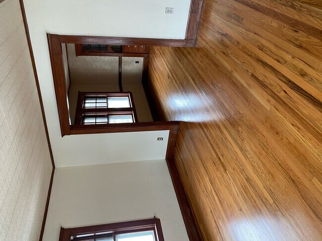 Building Photo - 1200 sq ft 3 bed 1 bath Brighton apartment!