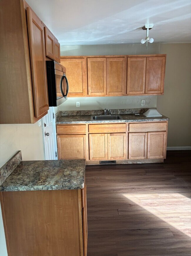 Building Photo - Euclid 2 Bedroom