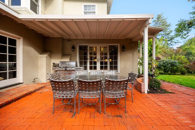 Building Photo - Superb Location! Hillsborough Oaks Home Fo...