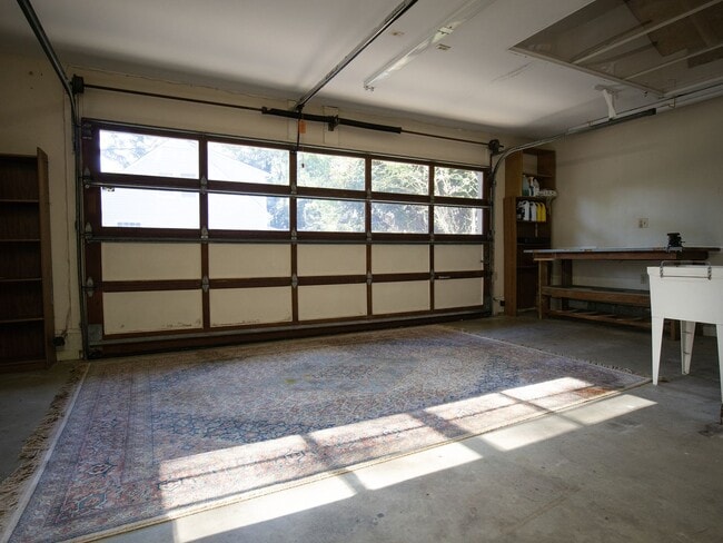 Building Photo - Beautiful home for rent minutes from the J...