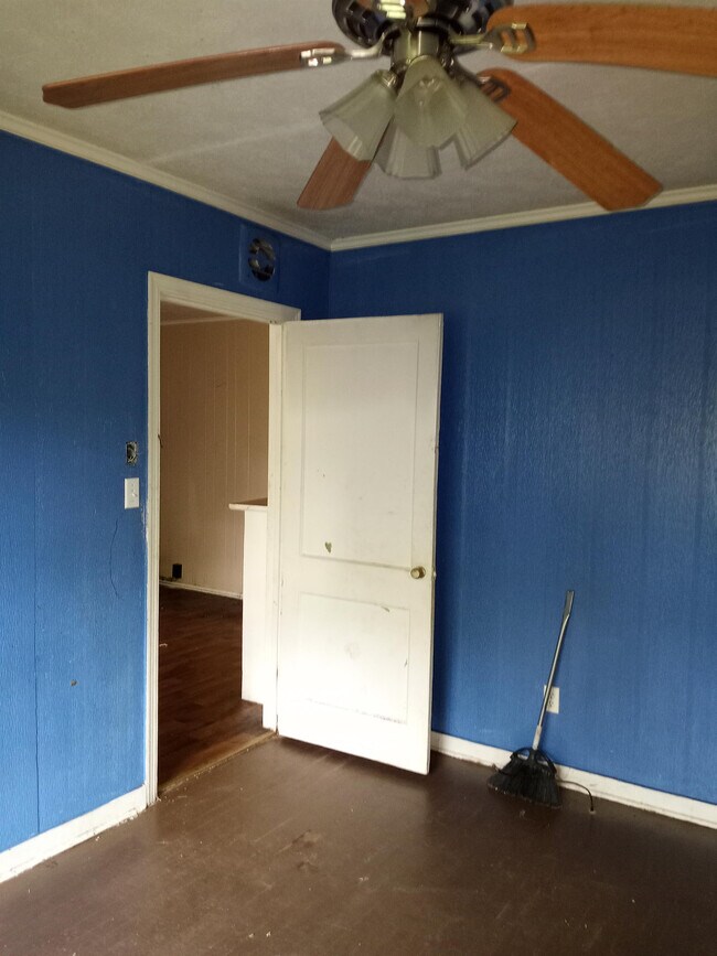 Building Photo - 304 Lawrence Rd