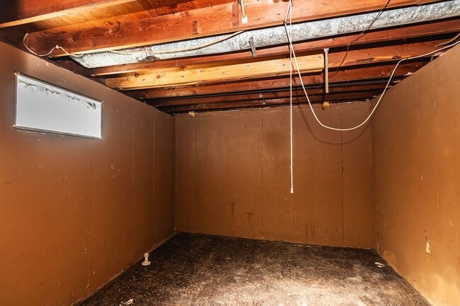 Building Photo - Lovely 3 Bedroom 1 Bathroom Home