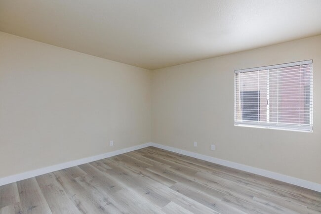 Building Photo - Freshly Renovated 2-Bedroom Las Vegas Condo