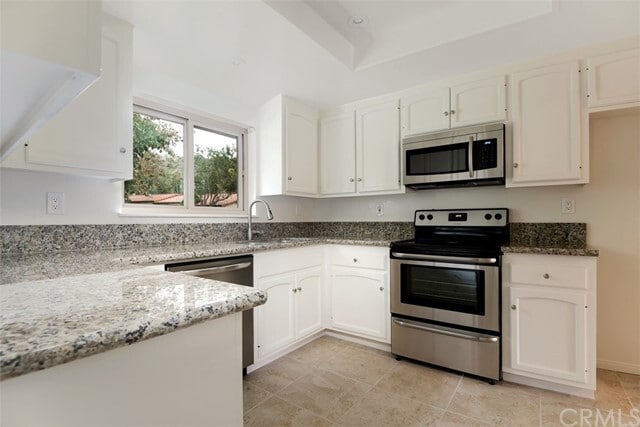 Building Photo - 31618 W Nine Dr