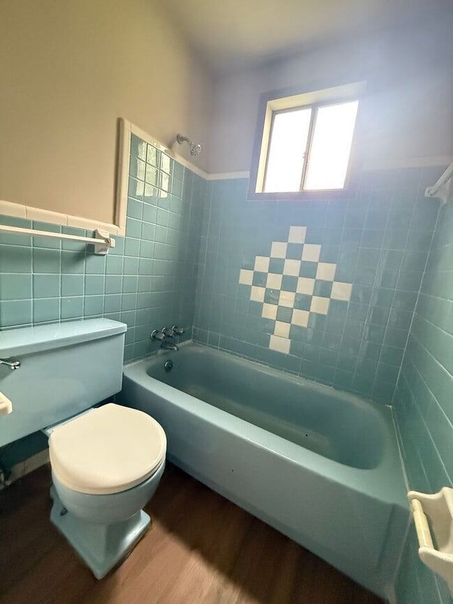 Building Photo - FOR RENT - 2 Bed Duplex in Madison! Large yard! Pets allowed!