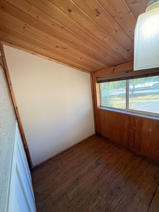 Building Photo - Pet Friendly 3 Bdrm 1 Bath 1.8 Miles to OI...