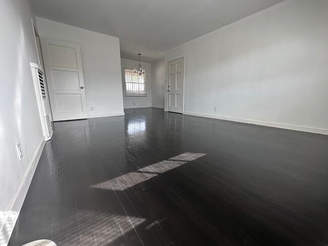 Building Photo - 2106 Delaware Ave