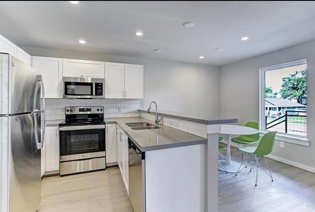 Primary Photo - 645 E 11th 1/2 St