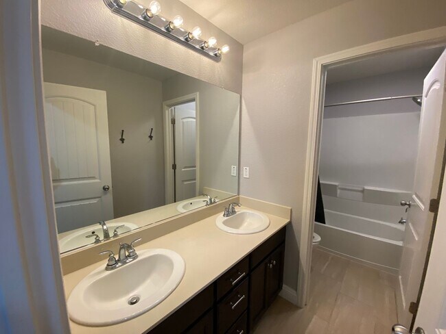 Building Photo - 709 Embassy Cir