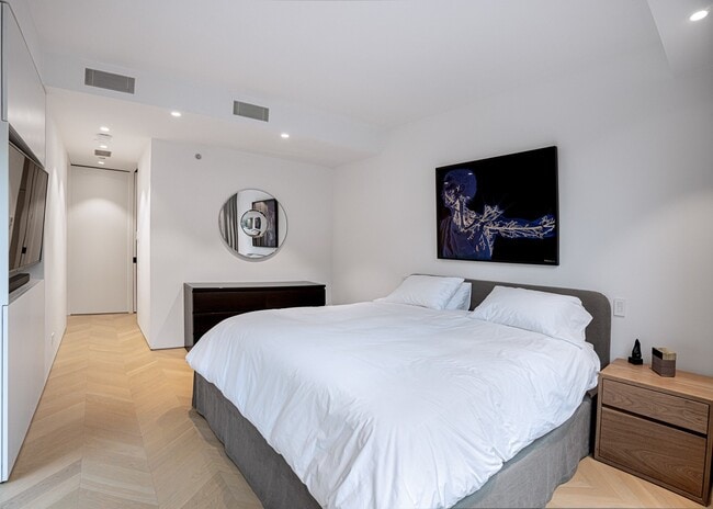 Building Photo - 1917 S Calumet Ave