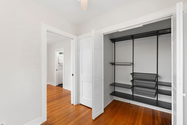 Building Photo - Charming 1-Bedroom in the Heart of Montrose!