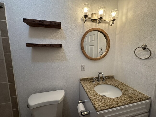Building Photo - 3 bedroom 2 bath with a bonus room!