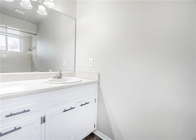 Building Photo - 601 N Valley W Dr