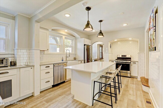 Building Photo - 570 N Edgemere Dr