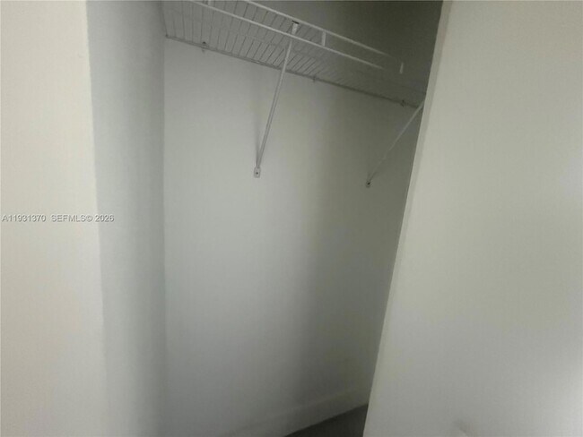 Building Photo - 853 E 24th St