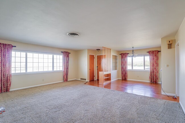 Building Photo - Farmhouse in NW Bakersfield