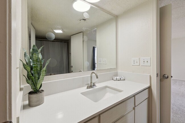 Building Photo - 2400 Sq Ft Condo for Rent Near Shopping