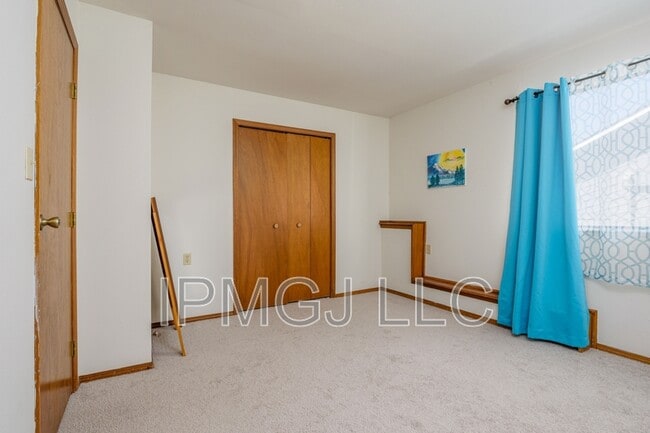 Building Photo - 384 Explorer Ct