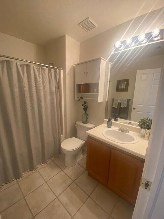 Building Photo - Lovely 2 Bed Plus Office Ranch Home on Eastside